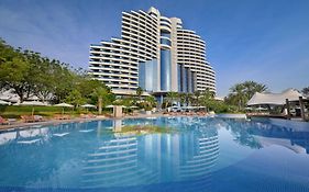 Le Meridien Al Aqah Beach Resort